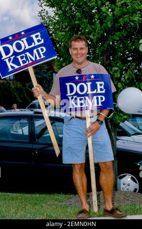 Un solista Bob Dole per il sostenitore del presidente tiene un segno a favore dei repubblicani del Kansas nelle prossime elezioni presidenziali al di fuori di una campagna a Springfield, Virginia, il 23 settembre 1996. Credito: Mark Reinstein/MediaPunch Foto Stock