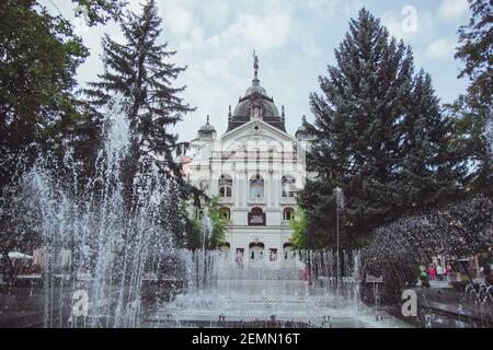 La Fontana del canto e il Teatro dell'Opera di Stato nella città vecchia di Kosice su Hlavna o piazza principale, Slovacchia. L'edificio rappresentativo è stato costruito in un Neo-bar Foto Stock