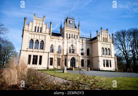 Leer, Germania. 25 Feb 2021. La storica Evenburg sorge nel quartiere di Loga, in una zona soleggiata. Lo storico castello ormeggiato è stato costruito tra il 1642 e il 1650. Credit: Hauke-Christian Dittrich/dpa/Alamy Live News Foto Stock