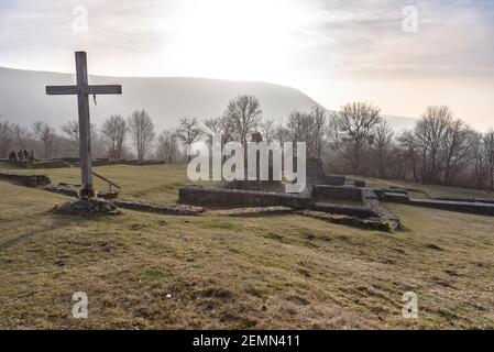 Le rovine del monastero paolino a Pilisszentlelek su un giorno invernale soleggiato Foto Stock