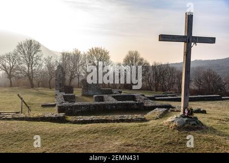 Le rovine del monastero paolino a Pilisszentlelek su un giorno invernale soleggiato Foto Stock