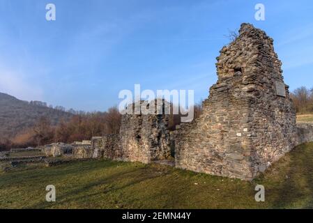 Le rovine del monastero paolino a Pilisszentlelek su un giorno invernale soleggiato Foto Stock