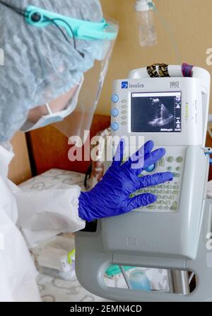 Non esclusivo: IVANO-FRANKIVSK, UCRAINA - 23 FEBBRAIO 2021 - UN operatore sanitario guarda un'immagine sullo scanner a ultrasuoni presso la Clinica Regionale Foto Stock
