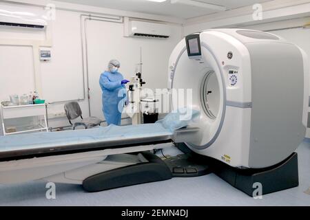 Non esclusivo: IVANO-FRANKIVSK, UCRAINA - 23 FEBBRAIO 2021 - UNO scanner TC è raffigurato presso l'ospedale clinico regionale della regione di Ivano-Frankivsk Foto Stock