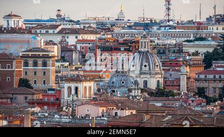 Cupole di chiese e tetti di case a Roma a. alba Foto Stock