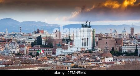 Altare della Patria e chiese romane all'alba Foto Stock