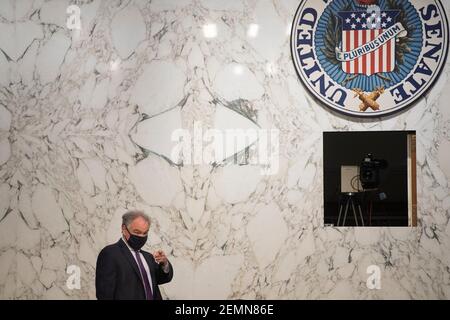 STATI UNITI - Febbraio 25: Il Sen. Tim Kaine, D-Va., punta ad un collega quando arriva alle audizioni di conferma di Vivek Murthy e Rachel Levine davanti al Comitato di Salute, Educazione, lavoro e Pensioni del Senato a Washington giovedì 25 febbraio 2021. Murthy è nominato per diventare Direttore medico nel corpo regolare del servizio di sanità pubblica e per essere chirurgo generale del servizio di sanità pubblica e Levine è nominato per diventare Segretario aggiunto, sia del reparto di sanità che dei servizi umani. (Foto di Caroline Brehman/Pool/Sipa USA) Foto Stock