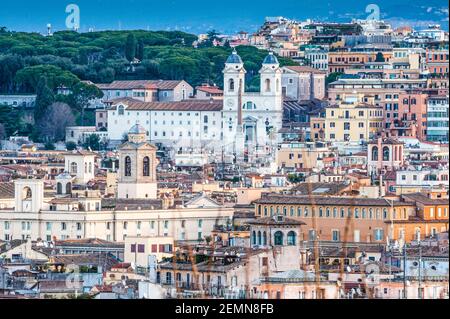 Chiesa di Trinita dei Monti a Roma, obelisco e tetti Foto Stock