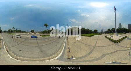 5 gennaio 2020: A Manila: Vista del traffico in autostrada. Monumento di Jose Rizal al parco di Rizal. Famosa statua, meta turistica di eroe nazionale filippino. 360VR. Foto Stock