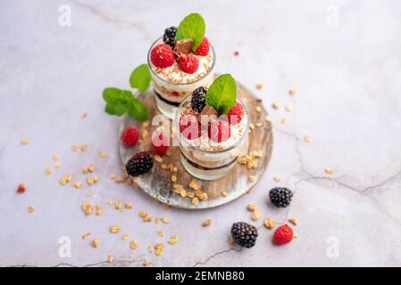 Yogurt greco parfait lampone in vasetti di vetro, piccolo dessert sano Foto Stock