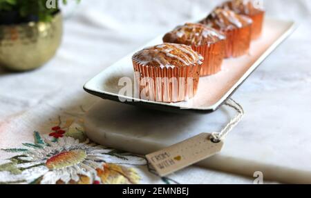 Dolci torte su marmo. Tazza di torte su un tavolo da cucina. Dolci vintage, tovaglia vintage con ricamo su tessuto di lino, etichetta regalo per mock-up Foto Stock