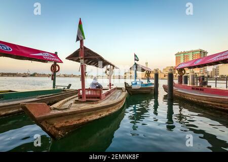Dubai, Emirati Arabi Uniti, 3 gennaio 2021: Vista del Dubai Creek. Barche e traghetti Abra sulla baia di Creek a Dubai. Famosa destinazione turistica negli Emirati Arabi Uniti Foto Stock