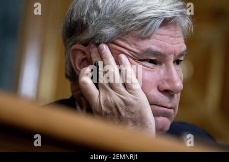 Washington, Stati Uniti. 25 Feb 2021. Il senatore Sheldon Whitehouse (D-R.I.) parla durante un'audizione del Comitato di bilancio del Senato degli Stati Uniti su Capitol Hill a Washington, giovedì, febbraio. 25, 2021. L'audizione sta esaminando i salari bassi alle grandi società redditizie. Foto in piscina di Stafani Reynolds/UPI Credit: UPI/Alamy Live News Foto Stock
