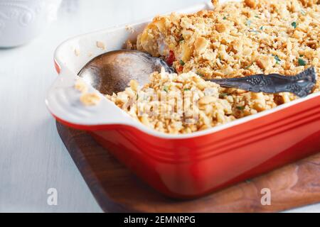 Casseruola di tonno fresco con pasta, cracker di burro e erbe fresche. Potrebbe anche essere usato per pollo o prosciutto. Messa a fuoco selettiva con sfocatura Foto Stock