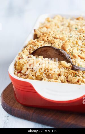 Casseruola di tonno fresco con pasta, cracker di burro e erbe fresche. Potrebbe anche essere usato per pollo o prosciutto. Messa a fuoco selettiva con sfocatura Foto Stock