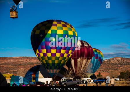 Kanab, Utah, USA - 19 febbraio 2021. Lancio di mongolfiere durante il festival "Balloons and Tunes". 30-40 palloncini vengono qui ogni febbraio. Foto Stock