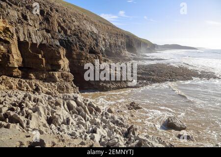 Un'area di costa remota e difficile da raggiungere tra Ogmore via mare e la baia di Southerndown sulla costa meridionale del Galles, vista con bassa marea. Foto Stock