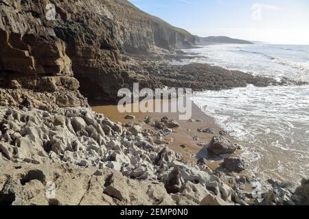 Un'area di costa remota e difficile da raggiungere tra Ogmore via mare e la baia di Southerndown sulla costa meridionale del Galles, vista con bassa marea. Foto Stock