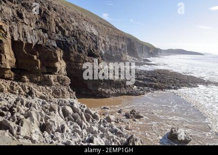 Un'area di costa remota e difficile da raggiungere tra Ogmore via mare e la baia di Southerndown sulla costa meridionale del Galles, vista con bassa marea. Foto Stock