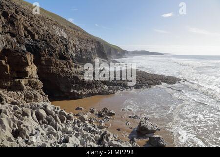 Un'area di costa remota e difficile da raggiungere tra Ogmore via mare e la baia di Southerndown sulla costa meridionale del Galles, vista con bassa marea. Foto Stock