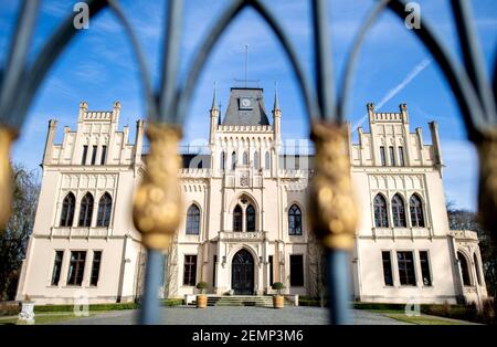 Leer, Germania. 25 Feb 2021. La storica Evenburg sorge nel quartiere di Loga, in una zona soleggiata. Lo storico castello ormeggiato è stato costruito tra il 1642 e il 1650. Credit: Hauke-Christian Dittrich/dpa/Alamy Live News Foto Stock
