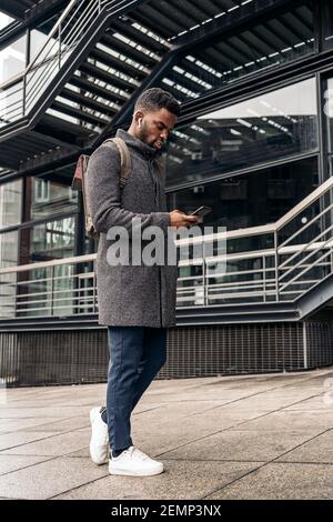 Afro uomo d'affari a piedi sulla strada Foto Stock