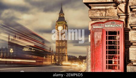 Simboli di Londra con il Big Ben, DOUBLE DECKER BUS e rosso nelle cabine telefoniche in Inghilterra, Regno Unito Foto Stock