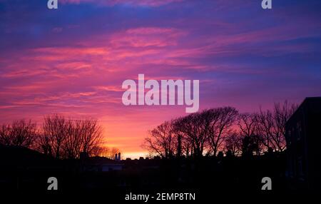 Brighton UK 25 Febbraio 2021 - UN bel tramonto visto dal Queens Park a Brighton in Sussex come tempo soleggiato è previsto per i prossimi giorni: Credit Simon Dack / Alamy Live News Foto Stock