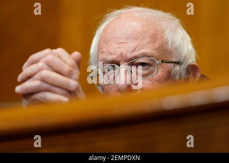 Bernie Sanders, i-Vt., presidente del Comitato del bilancio del Senato, ascolta durante un'audizione su Capitol Hill a Washington, giovedì 25 febbraio 2021, esaminando i salari delle grandi società redditizie. (Foto di Susan Walsh/Pool/Sipa USA) Foto Stock