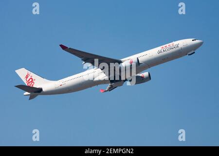 Partenza e decollo dell'Airbus Dragonair A330-300 B-HYQ All'Aeroporto di Hong Kong Chek Lap Kok Foto Stock