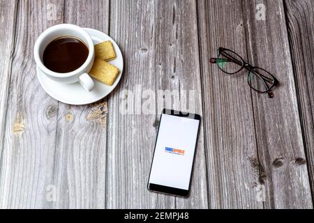 Un telefono cellulare o cellulare su un tavolo di legno Con l'app Travel republic aperta accanto a un caffè e bicchieri Foto Stock