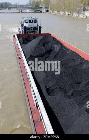 Chiatta di carbone e rimorchiatore che si dirige verso la Senna, Parigi, Île-de-France, Francia Foto Stock