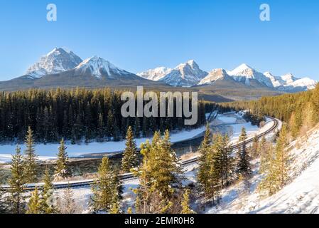 Bella vista della curva di Morant in inverno, nel Banff National Park, Canada Foto Stock