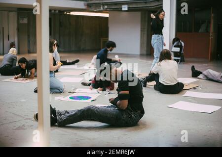 Attivisti maschili e femminili che preparano cartelli per le questioni sociali Foto Stock