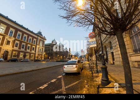 Cracovia, Polonia - 20 febbraio 2021: Lato posteriore di un taxi parcheggiato nella città vecchia di cracovia contro l'architettura di edifici medievali Foto Stock