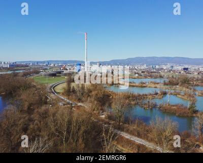 Vista aerea della centrale di riscaldamento di Zagabria circondata da piccola pesca stagni Foto Stock