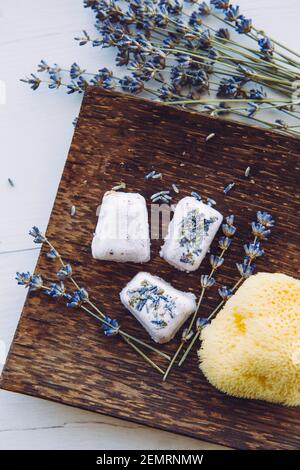 Vista piatta del bagno a forma di cubo, pizze sul vassoio di legno che rendono il bagno piccolo fatto in casa frizzy. Stile rustico vintage. Foto Stock
