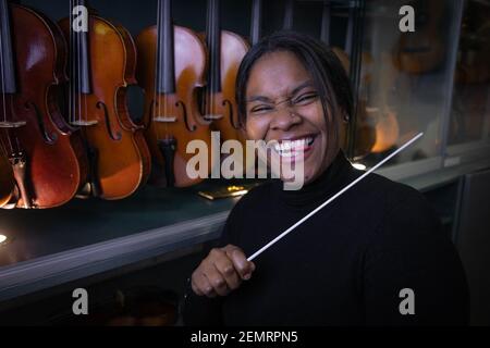 Parigi, Francia. 17 gennaio 2021. Glass Marcano, 23 anni, è un direttore d'orchestra venezuelano insediato in Francia. È la prima donna nera a dirigere l'orchestra europea a Parigi. Credit: Andreina Flores/SOPA Images/ZUMA Wire/Alamy Live News Foto Stock