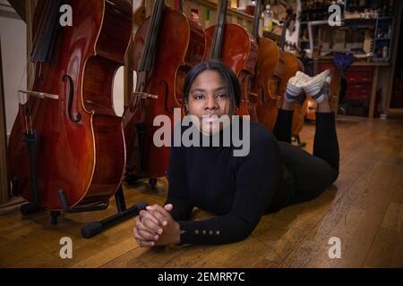 Parigi, Francia. 17 gennaio 2021. Glass Marcano, 23 anni, è un direttore d'orchestra venezuelano insediato in Francia. È la prima donna nera a dirigere l'orchestra europea a Parigi. Credit: Andreina Flores/SOPA Images/ZUMA Wire/Alamy Live News Foto Stock