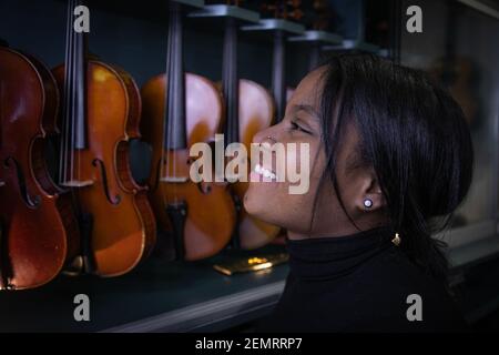 Parigi, Francia. 17 gennaio 2021. Glass Marcano, 23 anni, è un direttore d'orchestra venezuelano insediato in Francia. È la prima donna nera a dirigere l'orchestra europea a Parigi. Credit: Andreina Flores/SOPA Images/ZUMA Wire/Alamy Live News Foto Stock