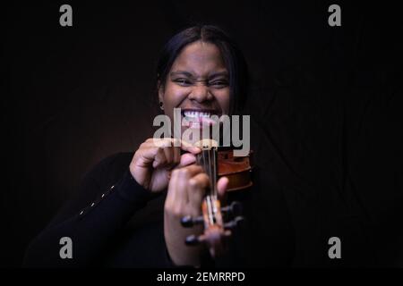 Parigi, Francia. 17 gennaio 2021. Glass Marcano, 23 anni, è un direttore d'orchestra venezuelano insediato in Francia. È la prima donna nera a dirigere l'orchestra europea a Parigi. Credit: Andreina Flores/SOPA Images/ZUMA Wire/Alamy Live News Foto Stock
