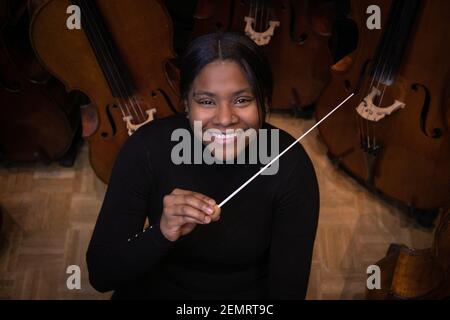 Parigi, Francia. 17 gennaio 2021. Glass Marcano, 23 anni, è un direttore d'orchestra venezuelano insediato in Francia. È la prima donna nera a dirigere l'orchestra europea a Parigi. Credit: Andreina Flores/SOPA Images/ZUMA Wire/Alamy Live News Foto Stock