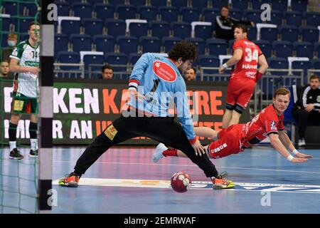 Hannover, Germania. 25 Feb 2021. Pallamano: Bundesliga, TSV Hannover-Burgdorf - MT Melsungen, giorno 9 alla ZAG Arena. Timo Kastening (r) di Melsungen gioca contro Domenico Ebner, portiere di Hannover. Credit: Swen Pförtner/dpa/Alamy Live News Foto Stock