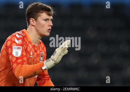 Swansea, Regno Unito. 24 Feb 2021. Ben Wilson, il portiere di Coventry City guarda su.EFL Skybet campionato match, Swansea città contro Coventry City al Liberty Stadium di Swansea mercoledì 24 febbraio 2021. Questa immagine può essere utilizzata solo per scopi editoriali. Solo per uso editoriale, è richiesta una licenza per uso commerciale. Nessun utilizzo nelle scommesse, nei giochi o nelle pubblicazioni di un singolo club/campionato/giocatore. pic di Andrew Orchard/Andrew Orchard sports photography/Alamy Live news Credit: Andrew Orchard sports photography/Alamy Live News Foto Stock