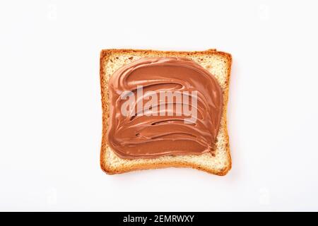 Fetta di pane tostato con crema al cioccolato con nocciola isolata su sfondo bianco con percorso di ritaglio. Vista dall'alto. Foto Stock