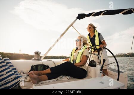 Allegre amiche senior in barca nel giorno di sole Foto Stock