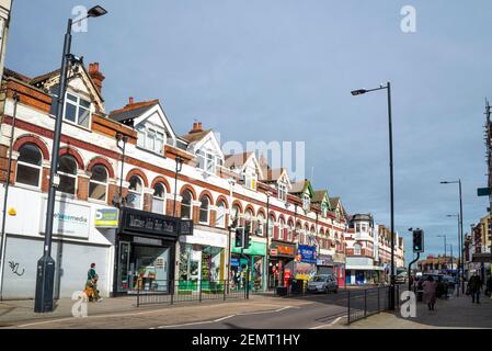 Architettura di proprietà in Hamlet Court Road, Westcliff on Sea, Essex, Regno Unito, che è originariamente una strada al dettaglio di epoca edoardiana. Fila di dormitori a timpano Foto Stock