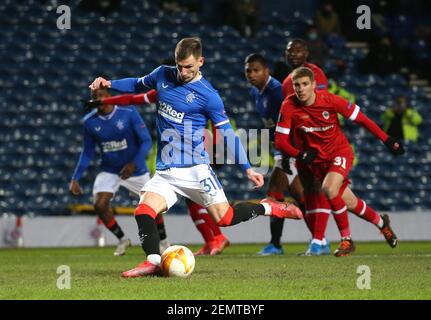 La Borna Barisic dei Rangers segna il quarto gol della partita da una penalità durante la partita UEFA Europa League allo Ibrox Stadium di Glasgow. Data immagine: Giovedì 25 febbraio 2021. Foto Stock