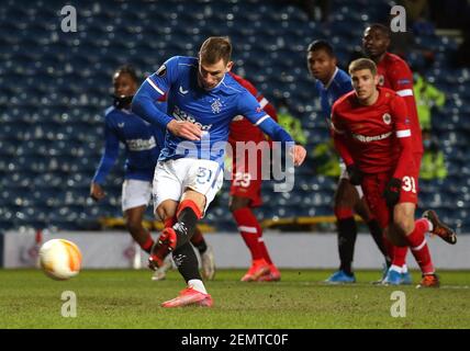 La Borna Barisic dei Rangers segna il quarto gol della partita da una penalità durante la partita UEFA Europa League allo Ibrox Stadium di Glasgow. Data immagine: Giovedì 25 febbraio 2021. Foto Stock