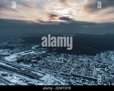 Vista panoramica aerea del deposito ferroviario Kharkov-Sorting stazione coperta di neve con vista urbana e panoramico freddo cielo nuvoloso in inverno. Kharkiv, Regno Unito Foto Stock